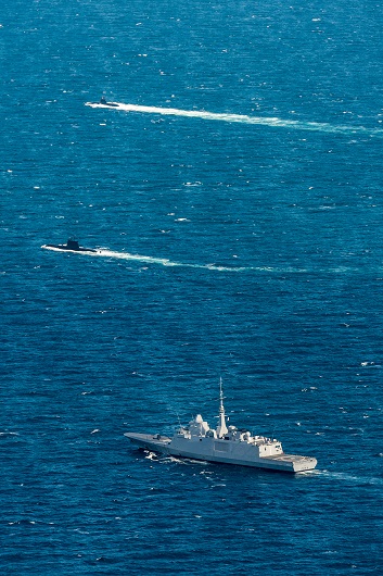 © C. VALVERDE/MN - Dynamic Manta débute. L’Aquitaine navigue en formation avec deux sousmarins engagés dans un entraînement de navigation.