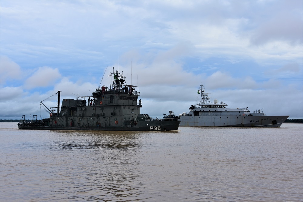  La Résolue rencontre les marins du 9ème district naval du Brésil à Manaus