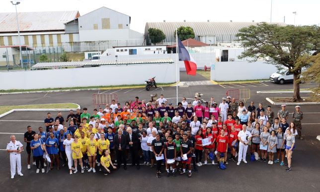  Les unités de la Marine à la Réunion reçoivent le prix Armée-Jeunesse catégorie « Développement durable »