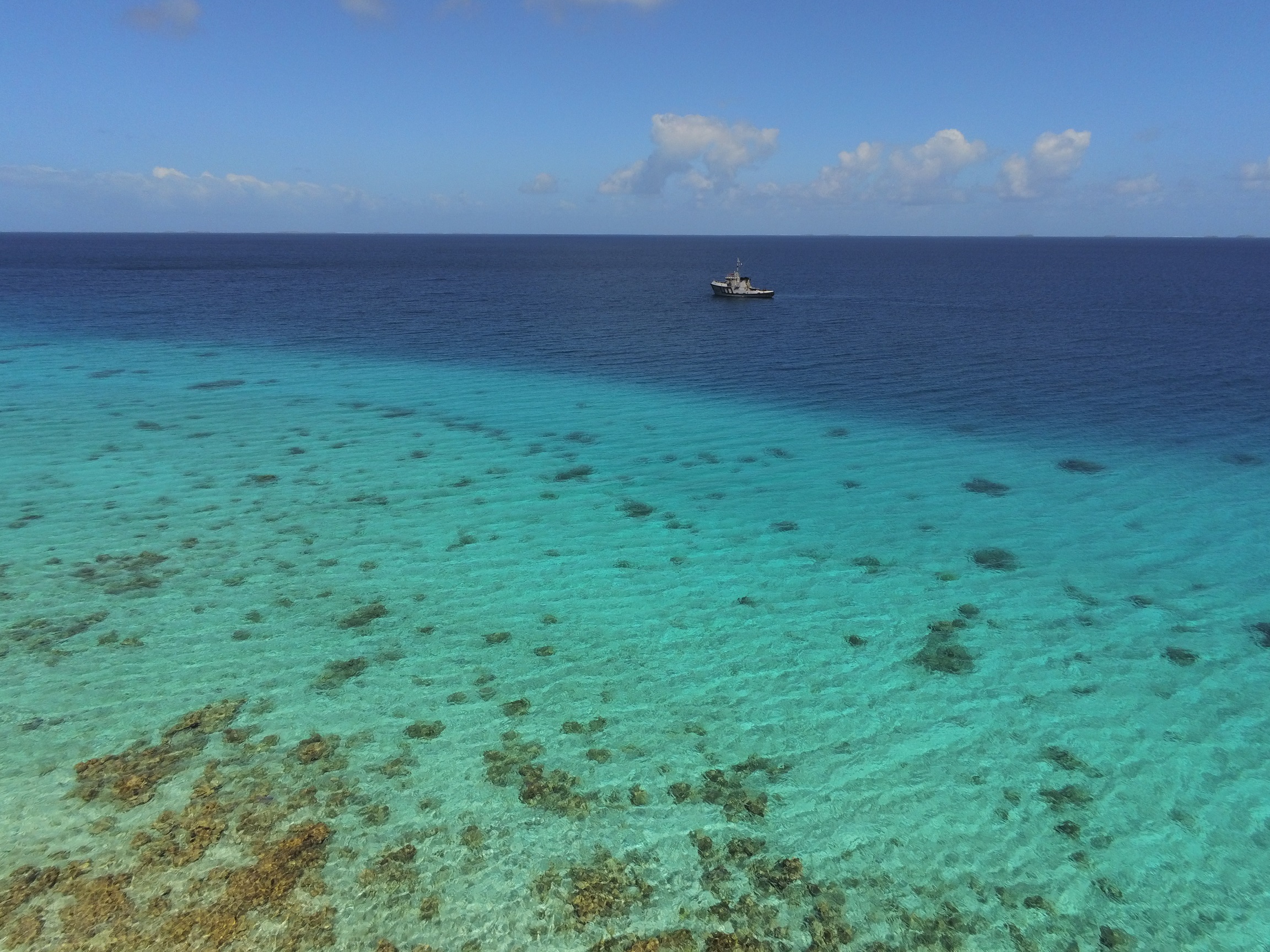 Le Maroa en mission de surveillance aux Tuamotu