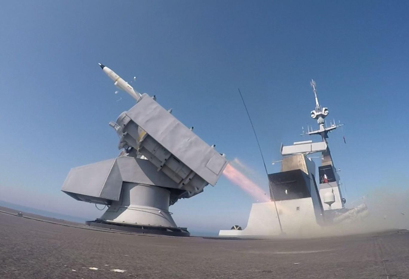 Méditerranée – Tir de missile CROTALE réussi pour la frégate Aconit 