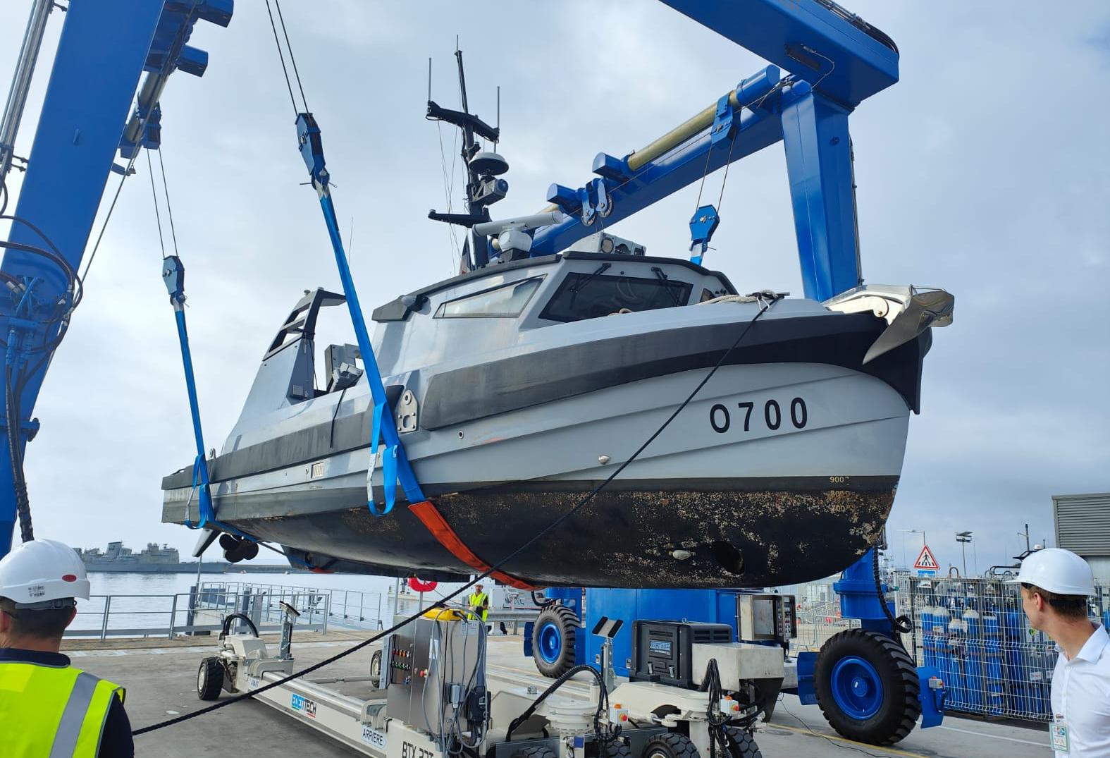  La Flottille de lutte contre les mines réceptionne l’élévateur à bateaux dédié aux drones de surface du SLAMF