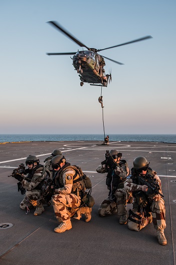 © S. CHARMOILLAUXL/MN - Entraînement à l’aérocordage pour le détachement du groupement des fusiliers marins (GFM) déployé à bord du Tonnerre pour contribuer à sa protection.