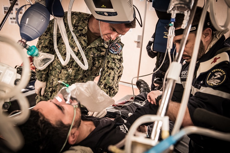 © S. CHARMOILLAUXL/MN - Pour la première fois, l’hôpital d’un BPC français est armé par une équipe médicale franco-américaine. Embarquée le 12 décembre, cette équipe a réalisé sa première intervention chirurgicale sur un marin américain de l’USS Puller le 15 décembre 2017.