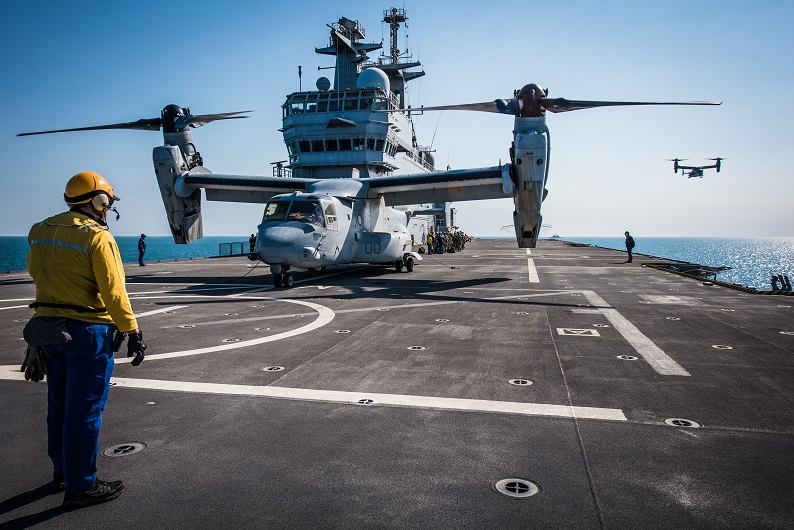 © S. CHARMOILLAUXL/MN - Le 30 janvier 2018, deux Osprey-MV 22 appontent sur le Tonnerre afin de récupérer les troupes américaines pour conduire un raid antiterroriste d’entraînement. C’est le premier posé de ces aéronefs sur un BPC dans un cadre tactique.