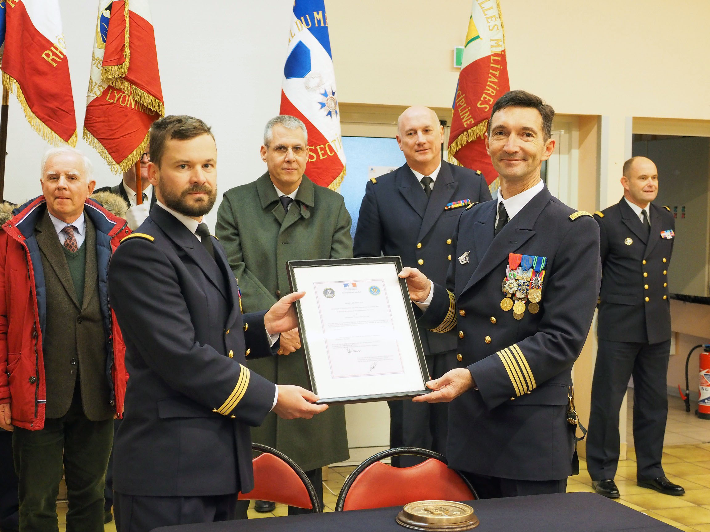 Signature des chartes de jumelage entre le BPC Tonnerre et la PMM de Lyon par le capitaine de vaisseau Ludovic Poitou