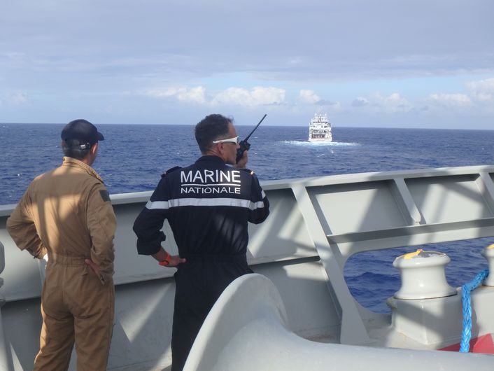 © MN - Mardi 26 juin, 14 h 15. À bord du Thorco Lineage, le PM Nicolas, pilote militaire de la base navale et expert en lutte antipollution, fait le lien entre le Bougainville et l’équipe de SMIT : 17 hélitreuillages auront été nécessaires pour emmener à bord les équipes au complet avec leur matériel.