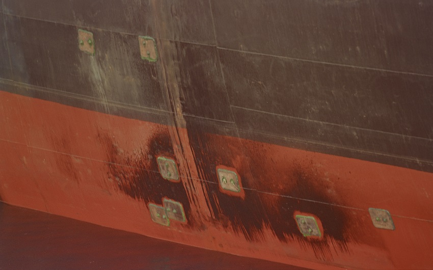 Détail d'impacts (obturés) sur la coque du pétrolier espagnol Munguia attaqué à l'arme légère et à la roquette anti-char par les vedettes des Pasdaran iraniens. En 1987, 162 navires de commerce ont été attqués dans la zone par les deux adversaires à l'origine du conflit - © P. Lecomte / ECPAD / Défense