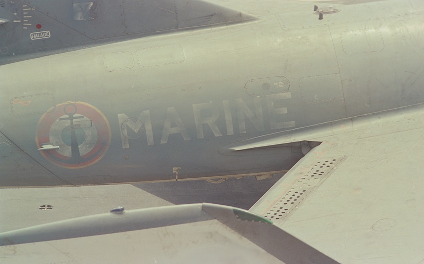 Août 1987. Les avions du "Clem" s'apprêtent à effectuer des reconnaissances photographiques au-dessus de l'Iran. Le but : ramener des images des rampes de missiles installées sur la côte, face au détroit d'Ormuz. Afin d'améliorer la disrétion visuelle des aéronefs, il a été nécessaire de rajouter une couche de peinture grise avant leur départ en mission - © P. Lecomte / ECPAD / Défense