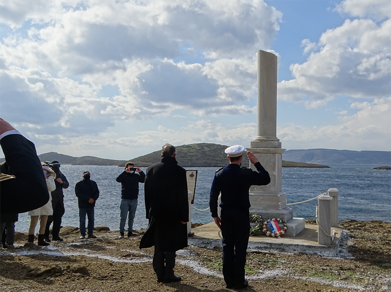 Devoir de mémoire – La FREMM Provence rend hommage à l’enseigne de vaisseau Bisson en Grèce