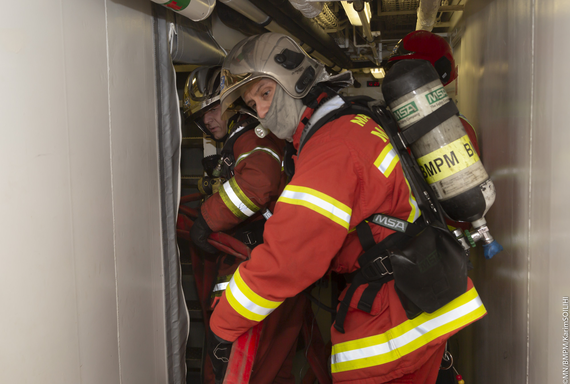 Marins et marins-pompiers s’entraînent à lutter ensemble contre les feux de navire
