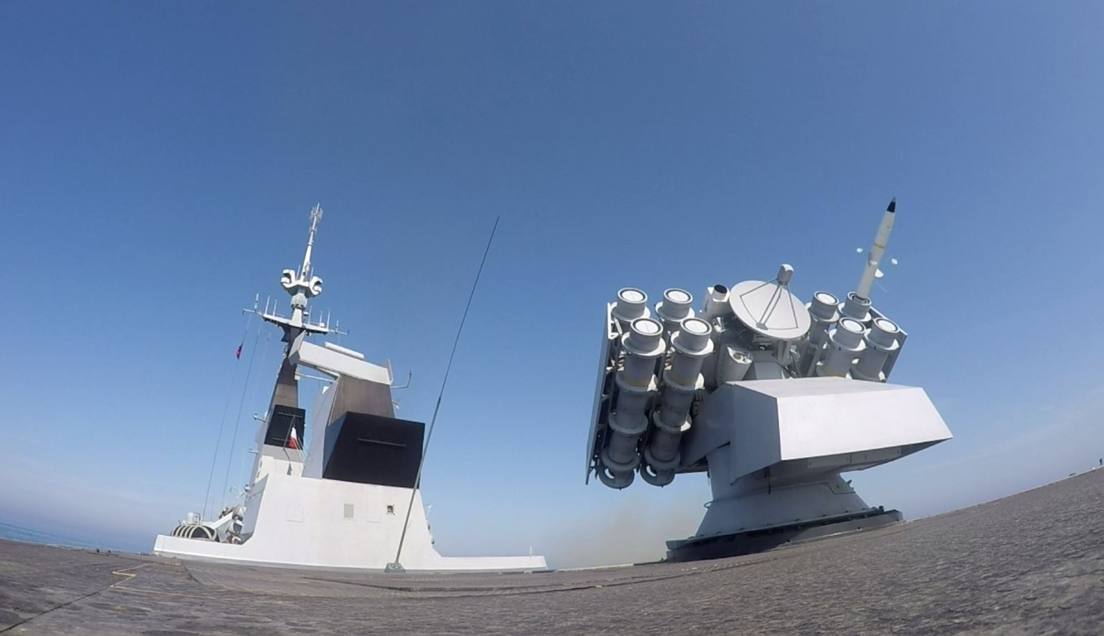 Méditerranée – Tir de missile CROTALE réussi pour la frégate Aconit 