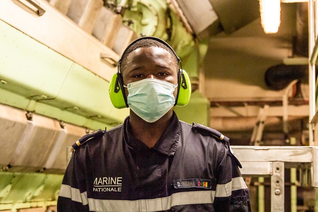 Portrait de l’EV2 Druisin – officier-élève Camerounais à bord du porte-hélicoptères amphibie Mistral
