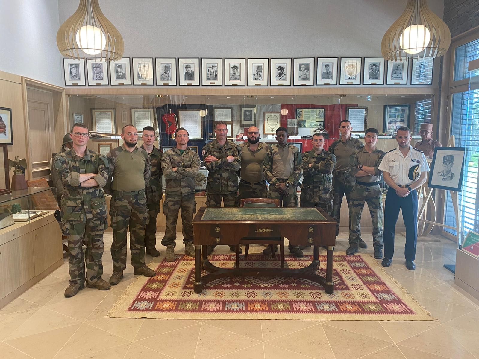 L’équipe de visite de la FREMM Languedoc A s’entraîne dans le Larzac avec les légionnaires de la 13ème DBLE