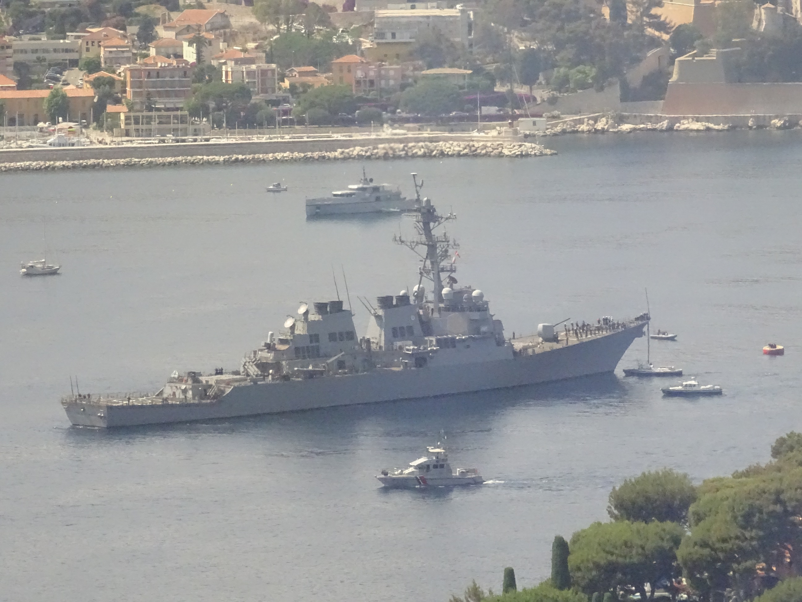 Le porte-avions américain USS Harry S. Truman et son escorte en escale sur le littoral méditerranéen