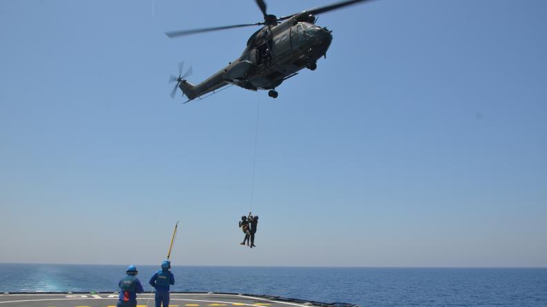 Méditerranée orientale – La FREMM Auvergne s’entraîne au sauvetage en mer avec les forces armées libanaises