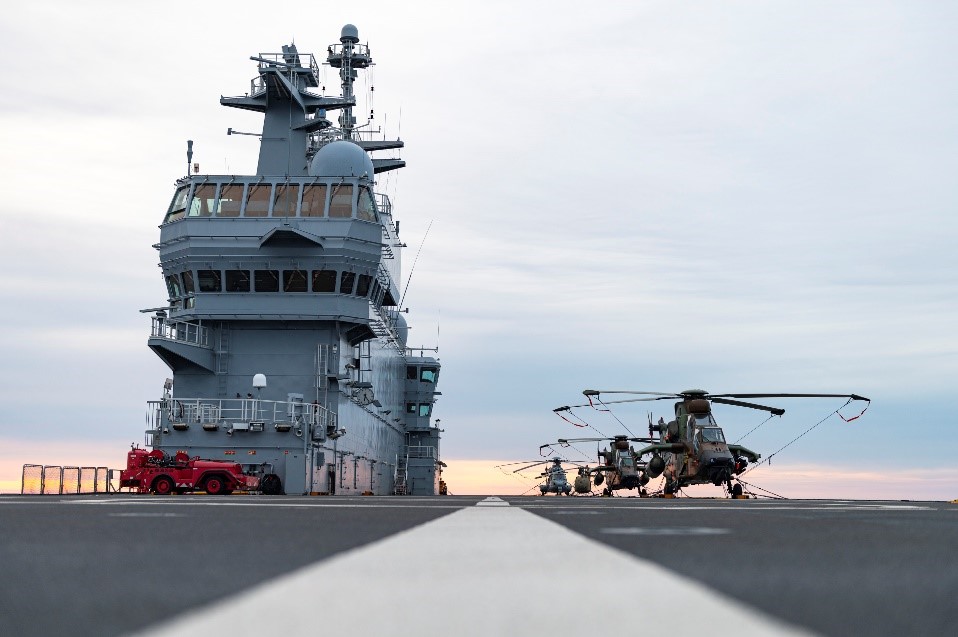 EXERCICE MANTA : le porte-hélicoptères amphibie Dixmude embarque les forces spéciales