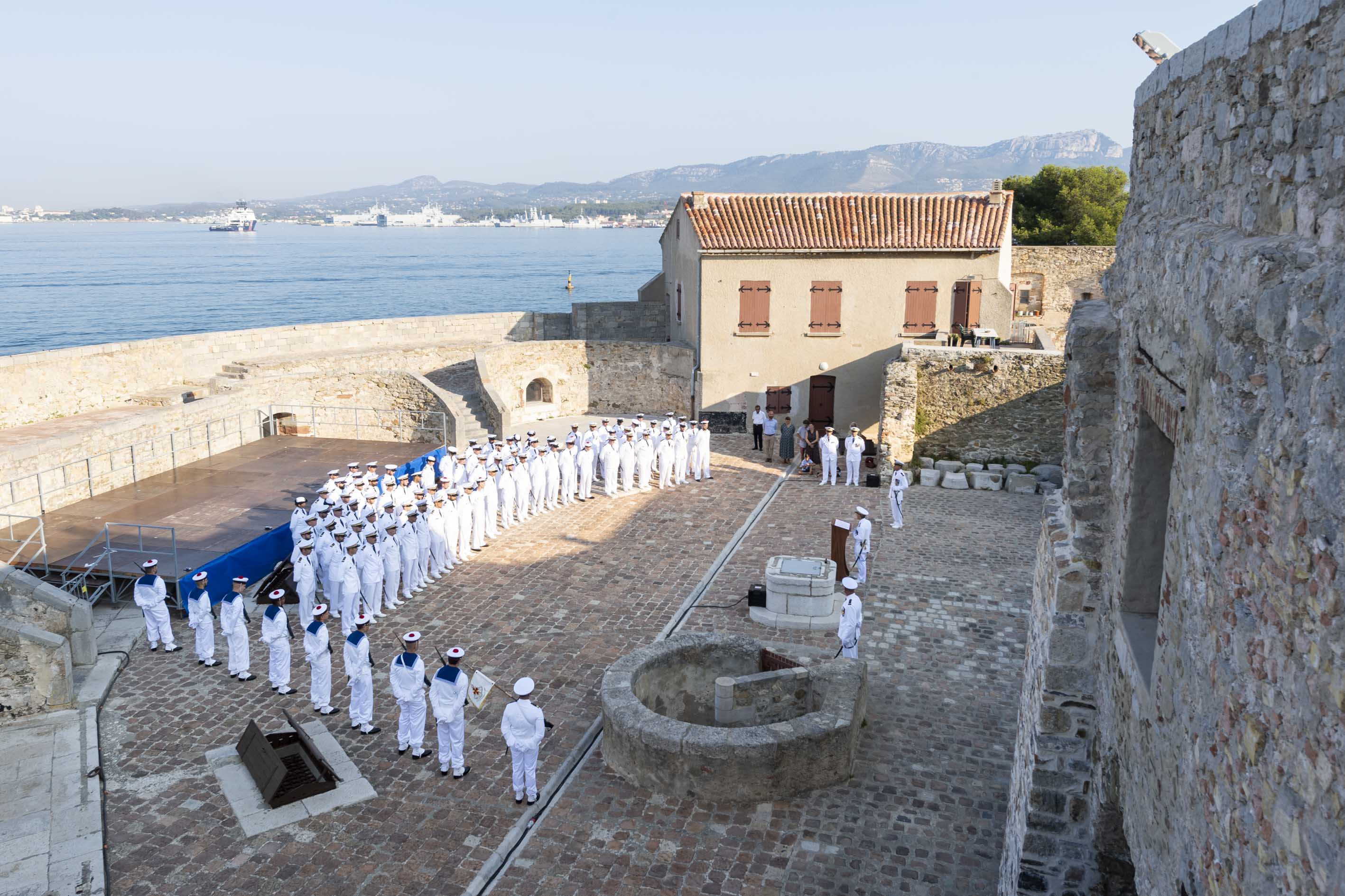 Un nouveau commandant pour l'équipage A  de la frégate multimissions Languedoc