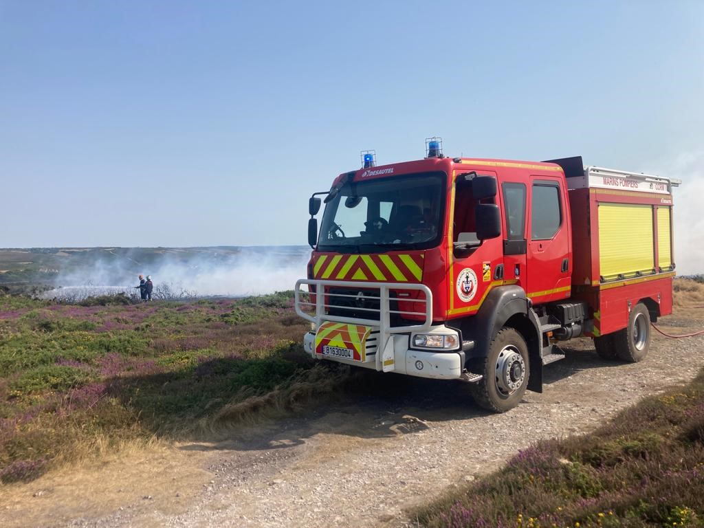 Intervention des marins pompiers de Cherbourg aux côtés des services départementaux d’incendie et de secours de la Manche pour préserver les landes du Cap de la Hague.