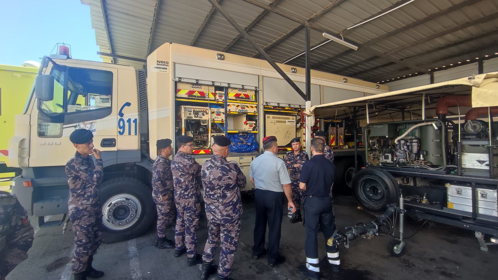 Echange avec l’unité spécialisée en lutte NRBC d’Aqaba, intervenue sur l’accident du 27 juin. © BMPM