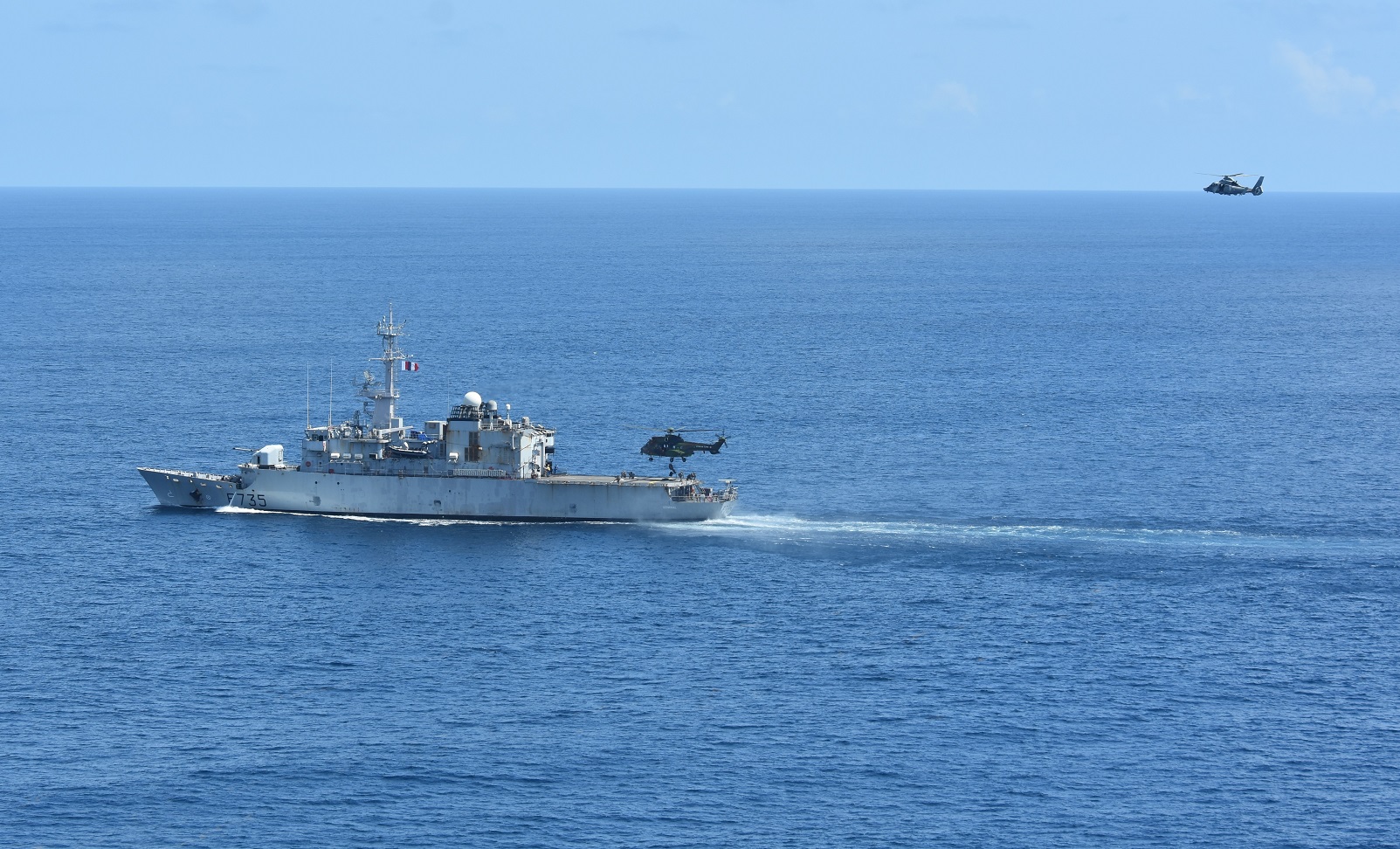 Lutte contre la piraterie : entraînement de la Marine française dans le golfe de Guinée 