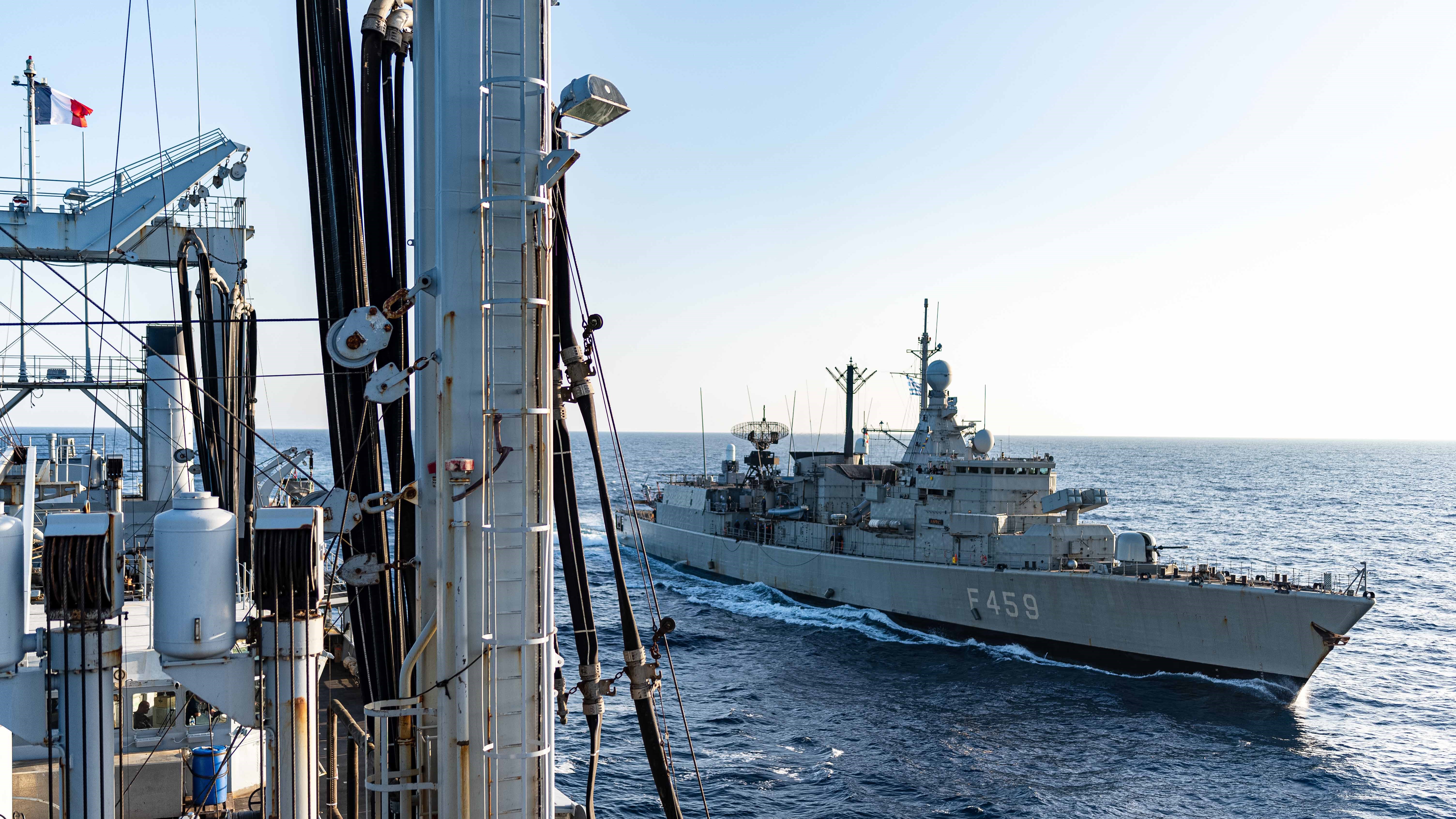  ANTARES – Le BCR Marne sous escorte de la marine grecque en soutien au GAN