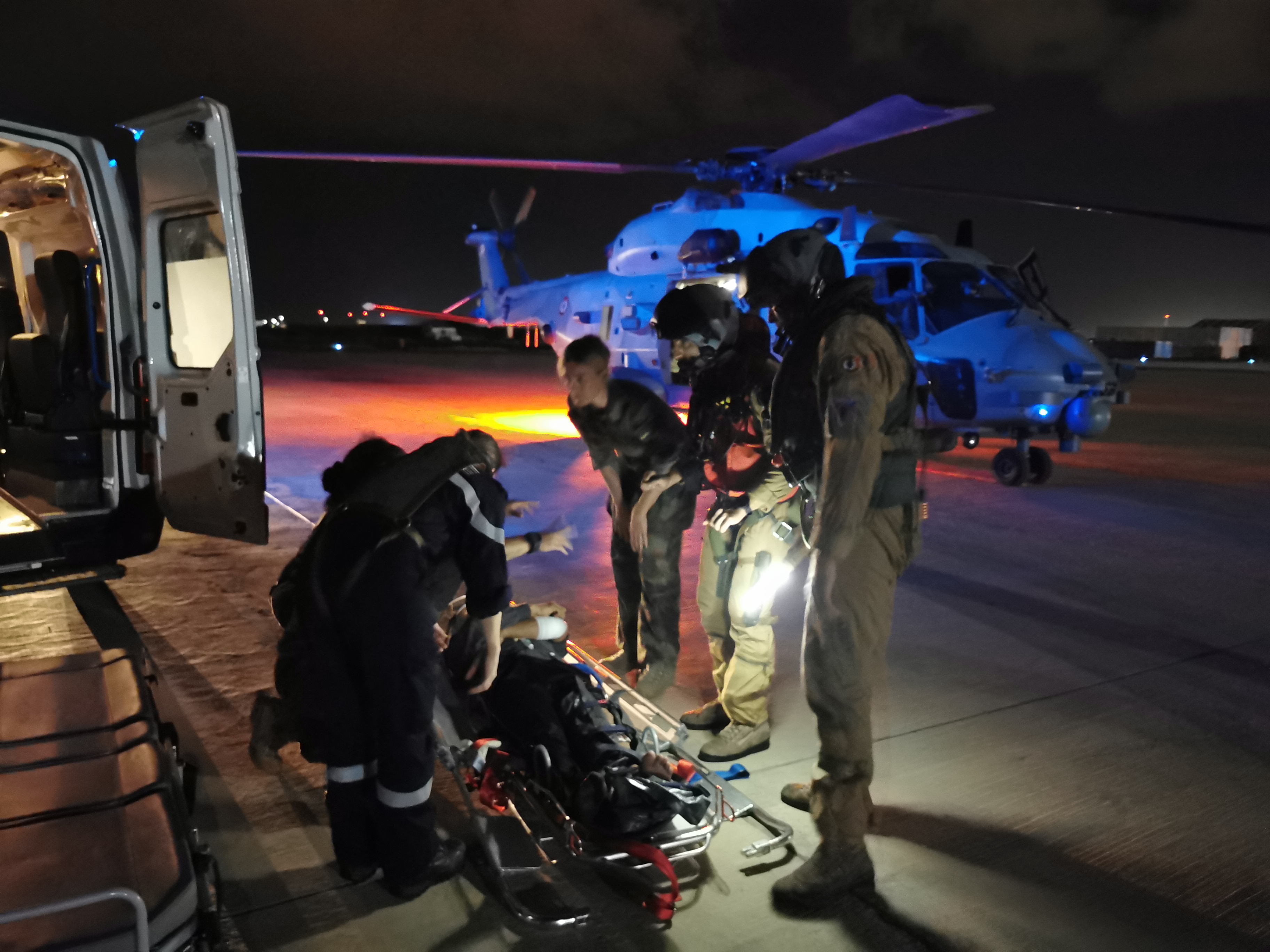  ANTARES – Le groupe aéronaval porte assistance à un marin au large de Djibouti