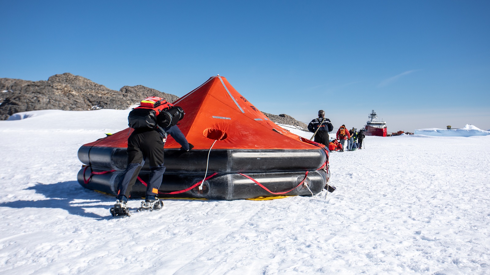  FAZSOI – Le patrouilleur polaire L’Astrolabe conduit un exercice de survie en Antarctique