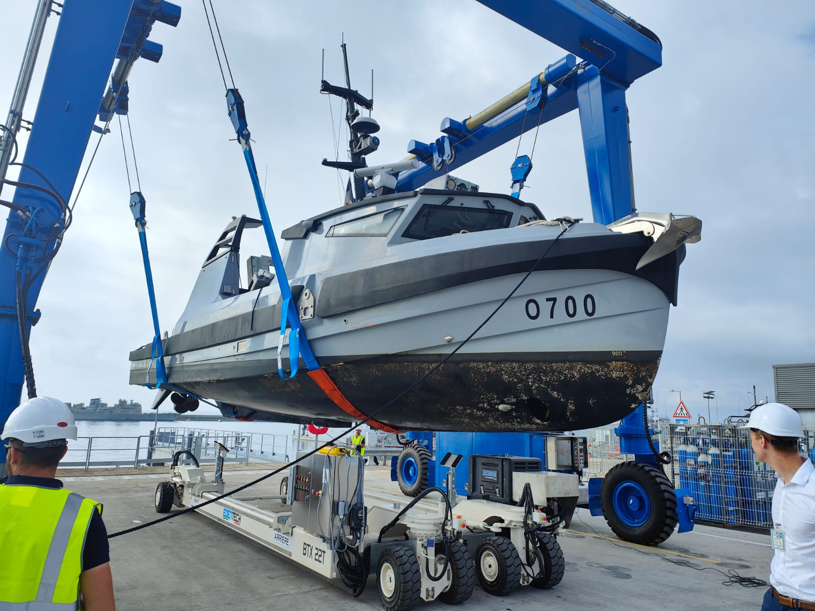  La Flottille de lutte contre les mines réceptionne l’élévateur à bateaux dédié aux drones de surface du SLAMF
