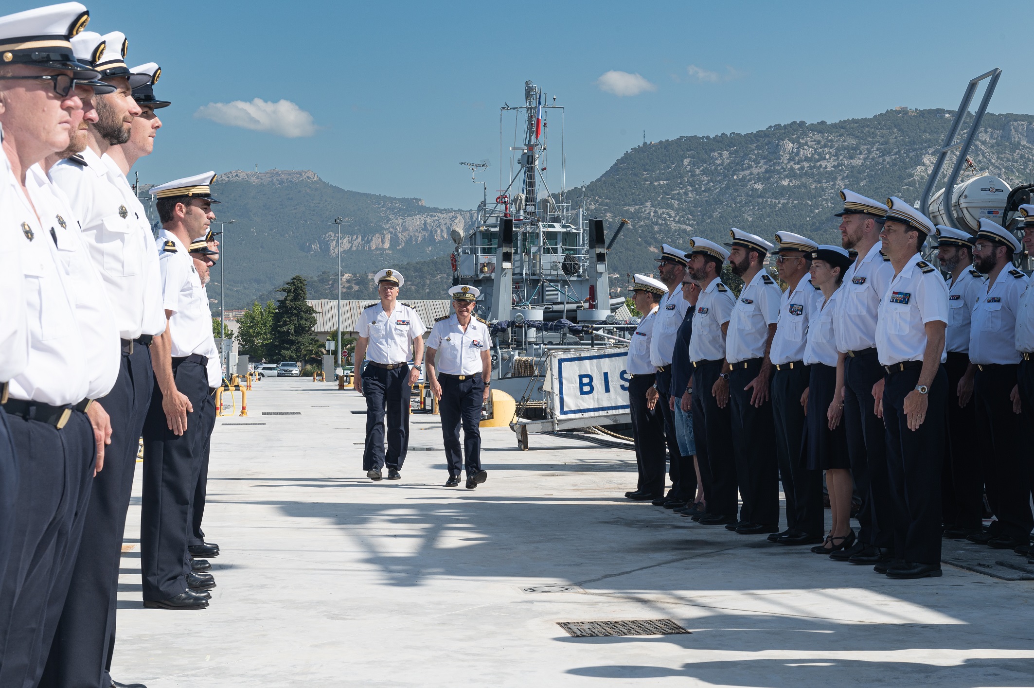  Passage de relais entre deux remorqueurs de la base navale de Toulon