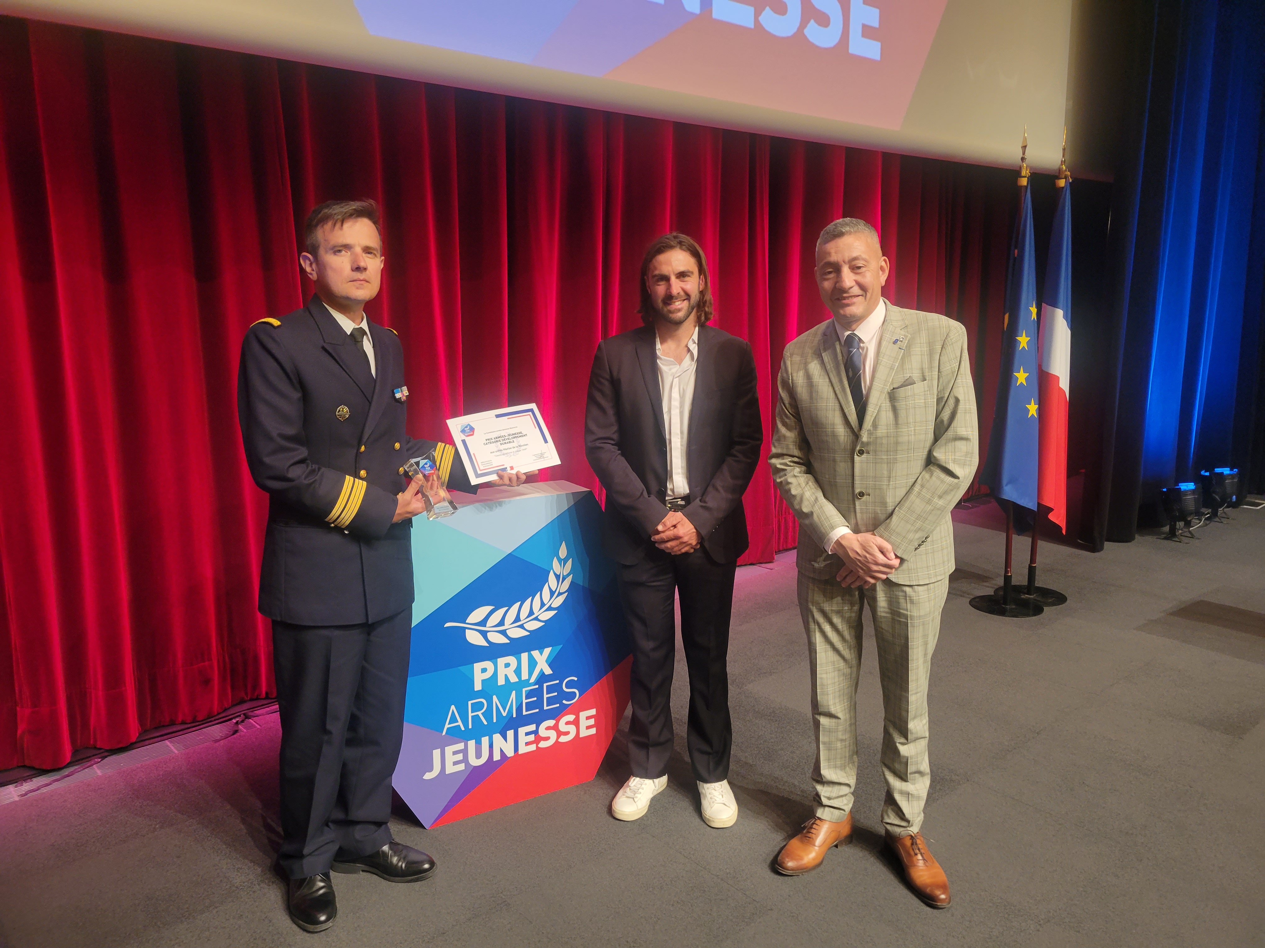  Les unités de la Marine à la Réunion reçoivent le prix Armée-Jeunesse catégorie « Développement durable »