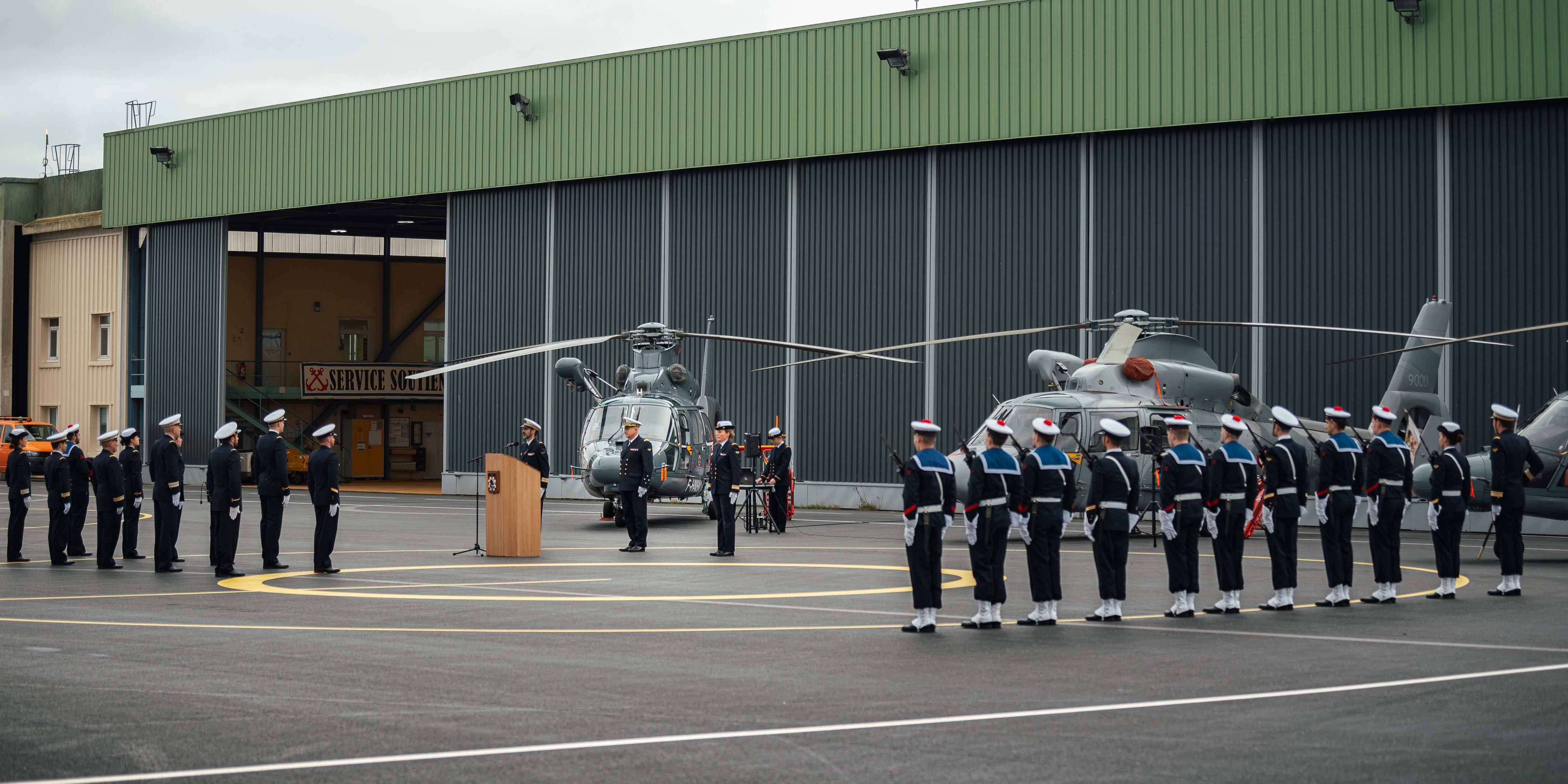 Quatre nouveaux pilotes d’hélicoptère et un nouveau plongeur d’hélicoptère pour l’aéronautique navale 