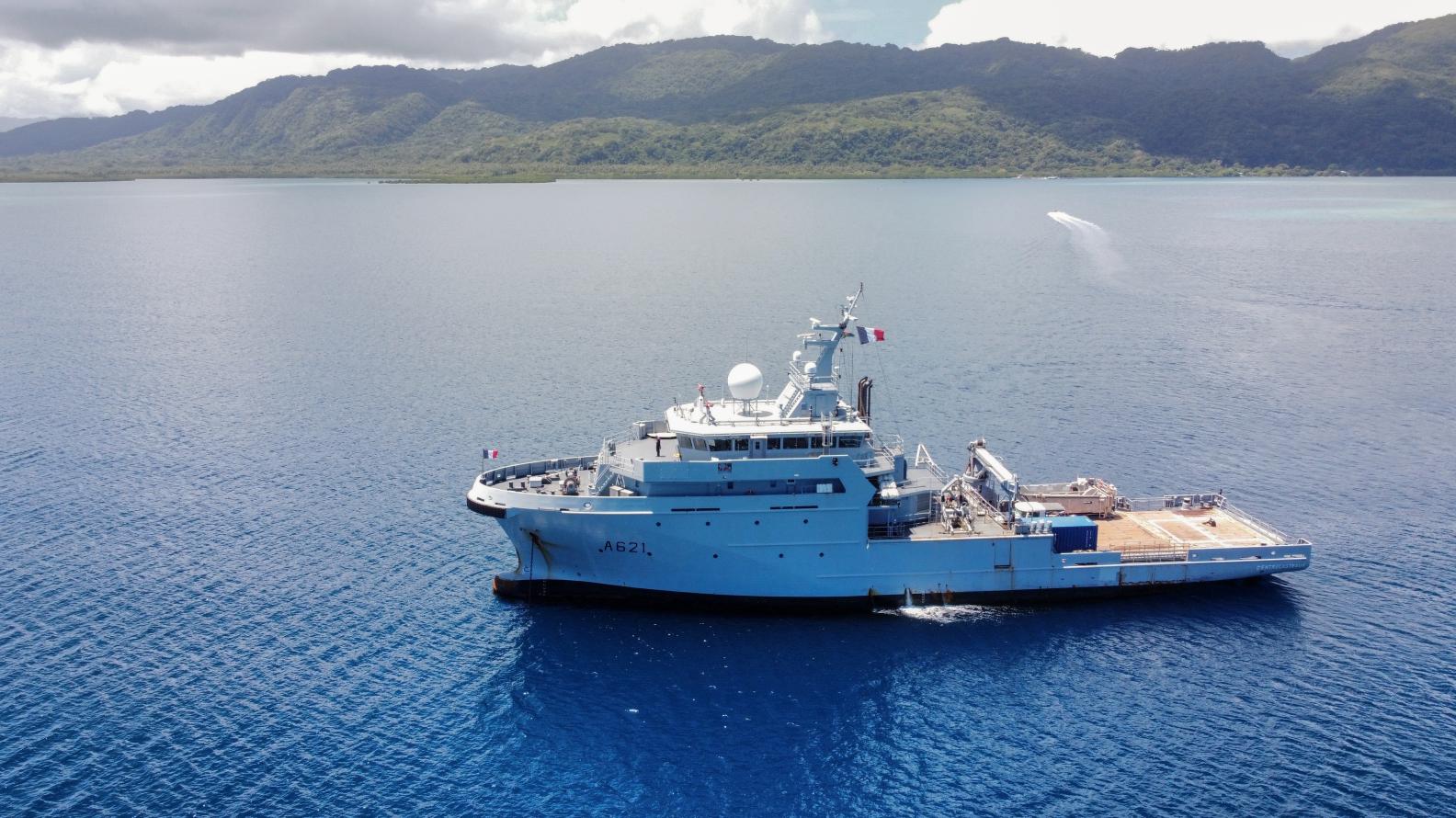 Le BSAOM D’Entrecasteaux embarque deux observateurs du Vanuatu lors d’une patrouille de police des pêches 