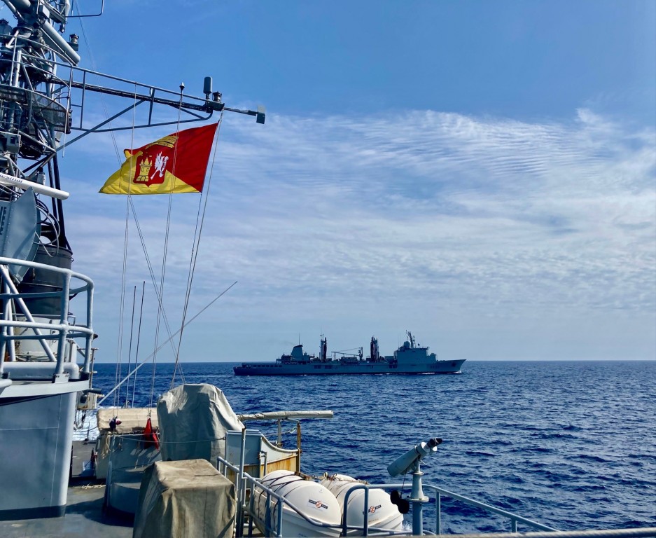 Le 10 septembre 2021, le Patrouilleur de haute mer (PHM) Commandant Bouan a accosté à Toulon, son port base, après 10 jours de mission en Méditerranée dans le cadre de la Posture Permanente de Sauvegarde Maritime (PPSM). Sous le contrôle opérationnel du Centre des Opérations de la Méditerranée, l’équipage du PHM a assuré en coopération avec toute l’organisation permanente, la surveillance maritime des approches françaises. La patrouille a permis de maintenir le lien entre la chaîne sémaphorique, notamment par le partage des objectifs opérationnels avec le chef de poste du sémaphore de Sète, mais surtout par des contacts permanents avec l’ensemble des postes méditerranéens. Traduite en résultats opérationnels, la communication entre le PHM Commandant Bouan et le sémaphore du cap Cépet a permis de relocaliser le frégate algérienne Erradii, et de lui souhaiter la bienvenue à Toulon pour sa participation à l’exercice Raïs Hamidou avec la Frégate de type La Fayette (FLF) Guépratte. Lors de cette patrouille, le Commandant Bouan a réalisé deux contrôles de pêche. Le suivi coordonné avec le Centre National de Surveillance des Pêches (CROSS Etel) a été mis à profit pour vérifier la conformité administrative de deux chalutiers. Par un contrôle rigoureux l’équipe de contrôle renforcée par le référent pêche de la façade s’assure du respect de la règlementation communautaire afin d’éviter la surpêche et la consommation outrancière des ressources halieutiques. La présence d’un bâtiment à la mer, avec la capacité de durer longtemps au large est également un atout essentiel au service de la sécurité de la navigation. Le PHM s’est aisément intégré dans un dispositif de recherche en soutien direct d’un Panther de la 36F et a conduit un ravitaillement à la mer avec le BCR Marne pour garder le maximum de disponibilité. Enfin, lors d’un mouillage dans le golfe de Saint-Tropez afin d’assurer une connaissance exhaustive des points de mouillage, l’équipage a conduit une patrouille nautique de surveillance côtière puis lors de l’appareil