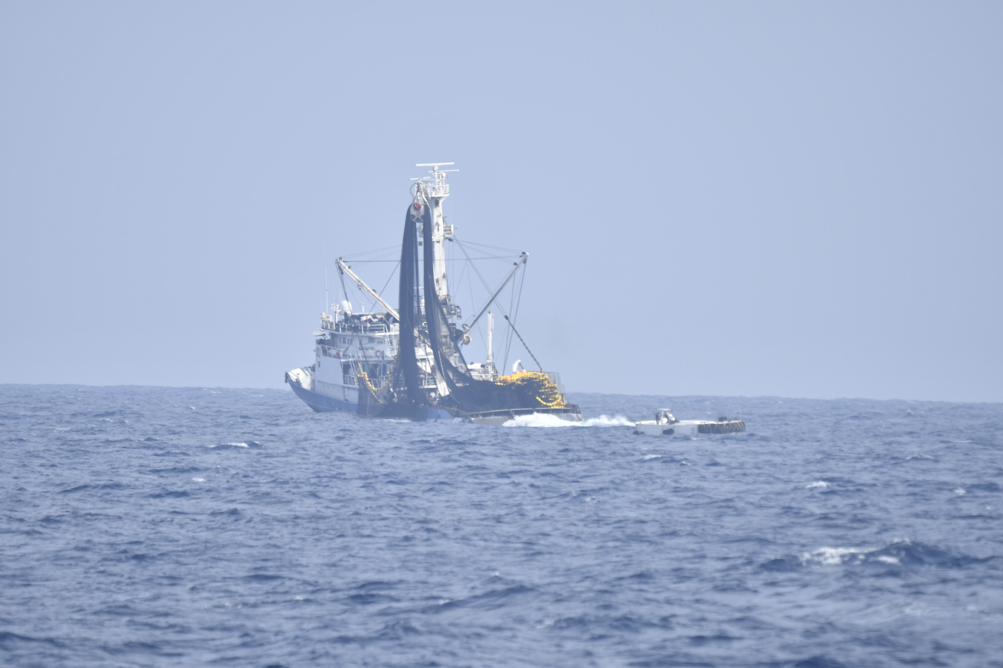 CORYMBE 158 - Le PHM Ducuing apporte son aide à un navire de pêche espagnol