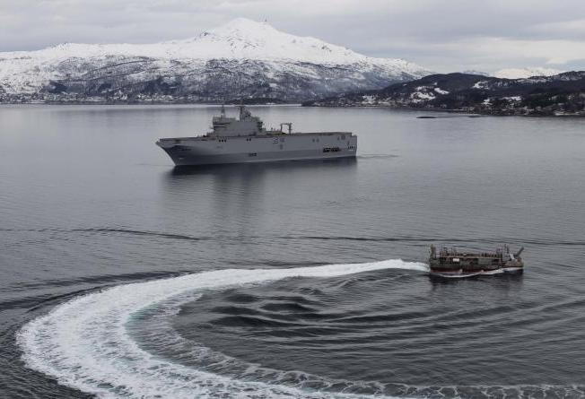 COLD RESPONSE 2022 - Le Porte-hélicoptères amphibie Dixmude certifié aux opérations en Arctique