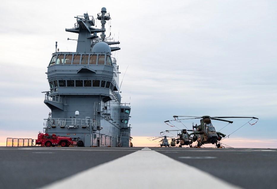EXERCICE MANTA : le porte-hélicoptères amphibie Dixmude embarque les forces spéciales