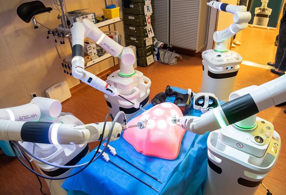  Le Mistral embarque un robot chirurgical