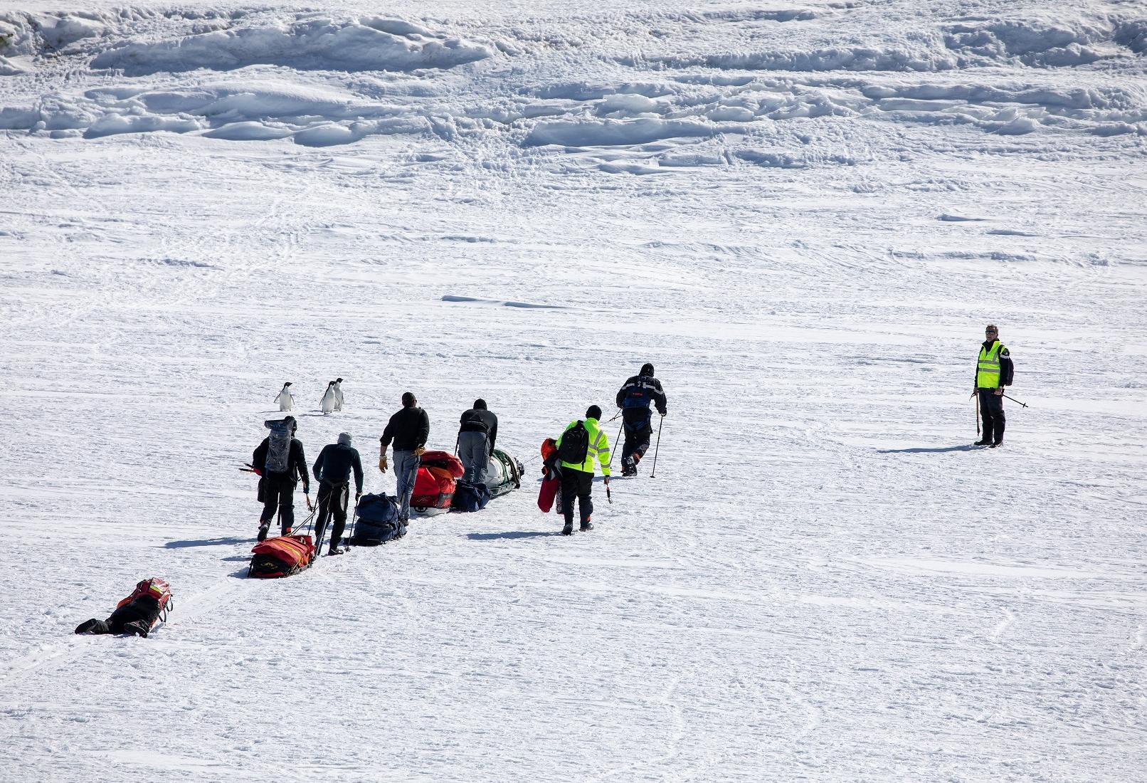  FAZSOI – Le patrouilleur polaire L’Astrolabe conduit un exercice de survie en Antarctique