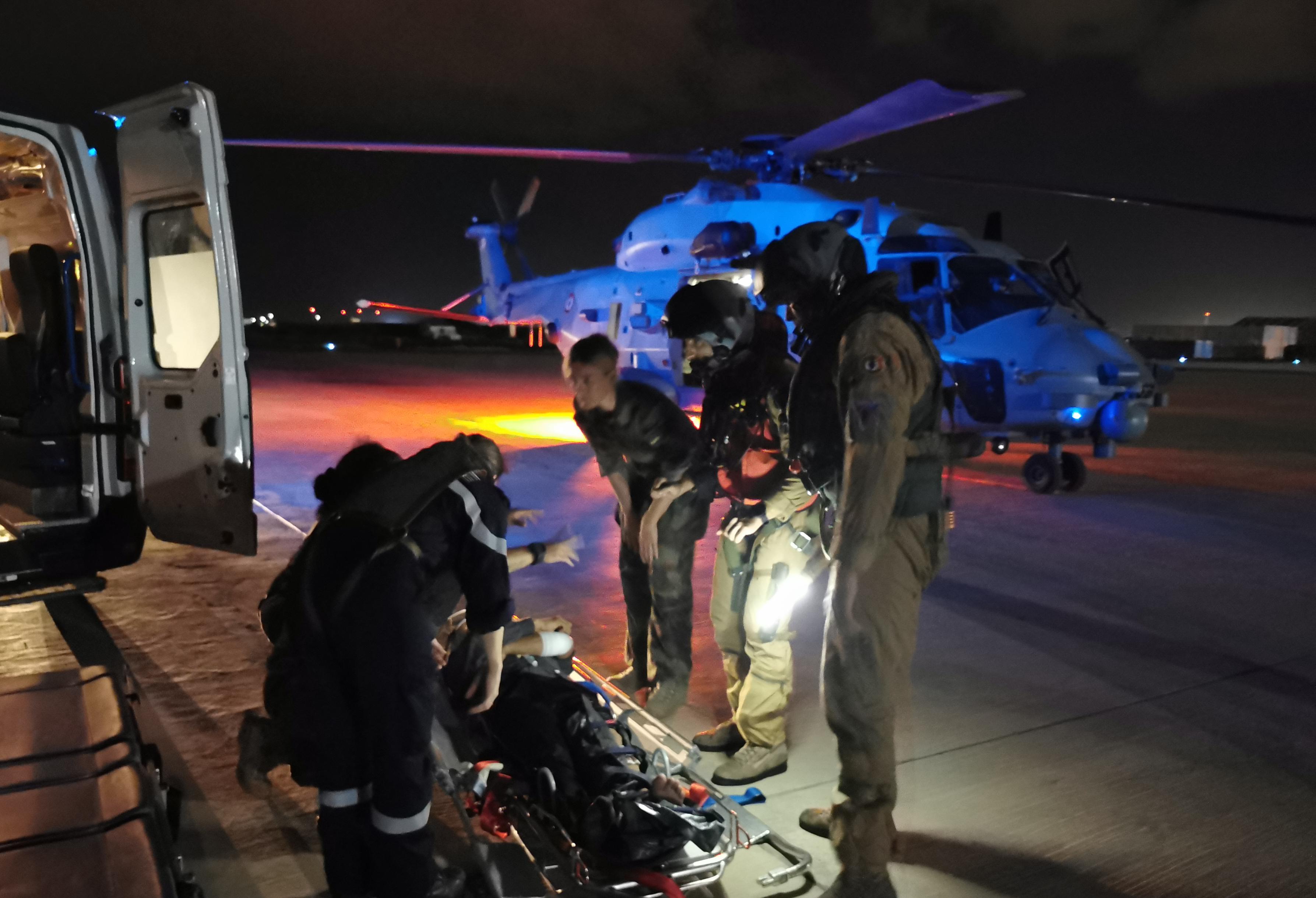  ANTARES – Le groupe aéronaval porte assistance à un marin au large de Djibouti