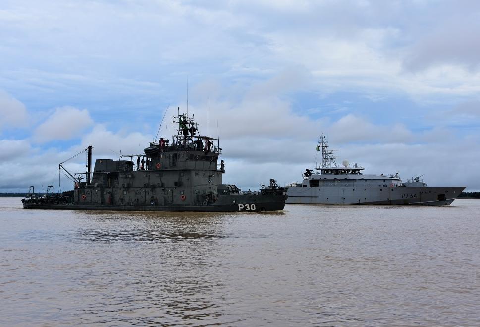  La Résolue rencontre les marins du 9ème district naval du Brésil à Manaus