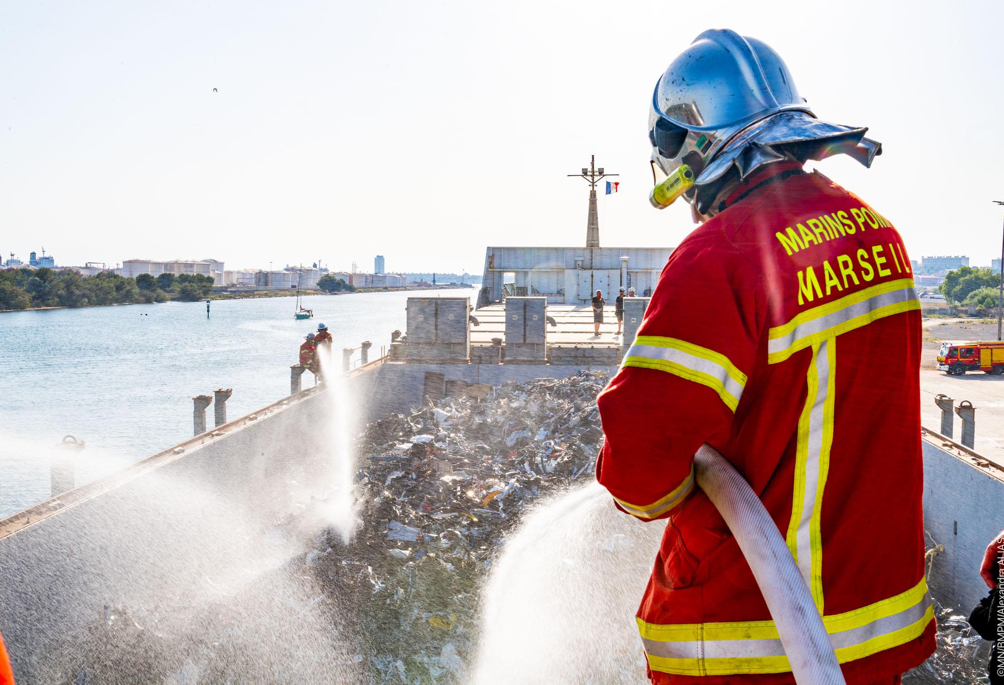  Les marins du BMPM interviennent sur un feu sur un vraquier dans le Grand port maritime de Marseille