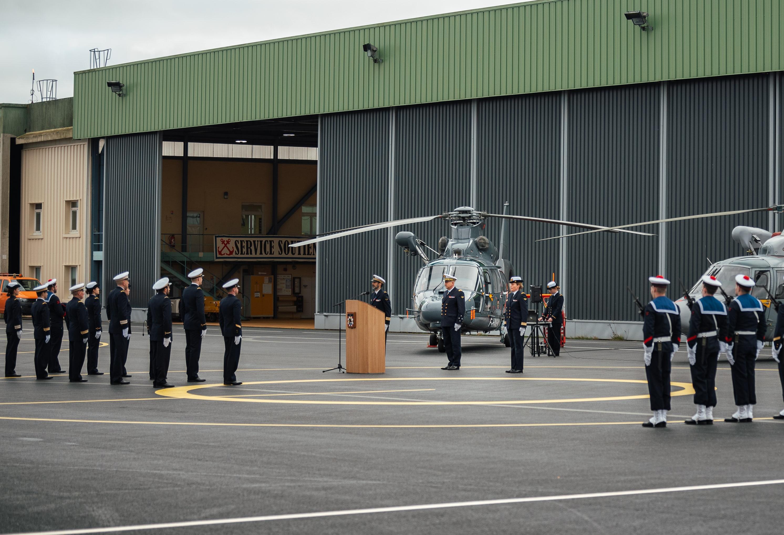 Quatre nouveaux pilotes d’hélicoptère et un nouveau plongeur d’hélicoptère pour l’aéronautique navale 