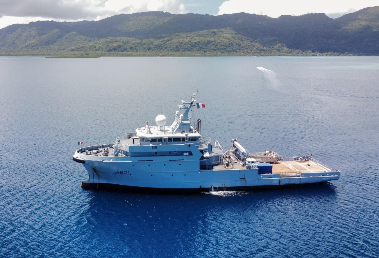 Le BSAOM D’Entrecasteaux embarque deux observateurs du Vanuatu lors d’une patrouille de police des pêches 